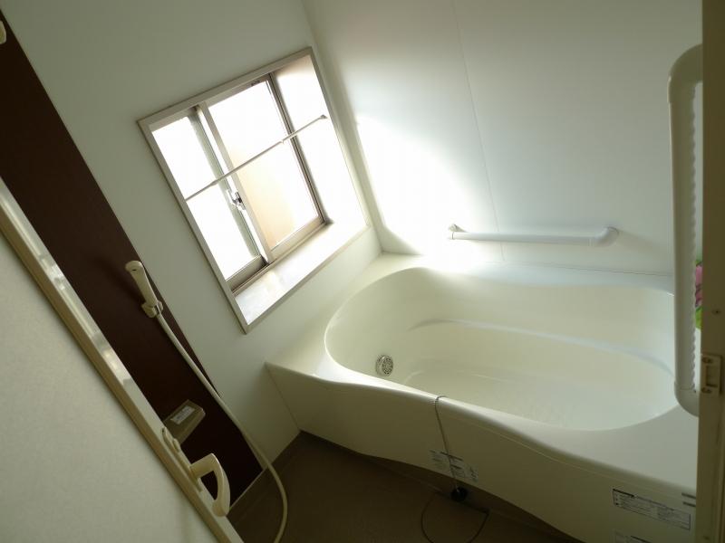 Bathroom. Indoor (10 May 2013) Shooting Lower windows Offering views will produce a fun space immersed in bathtub.