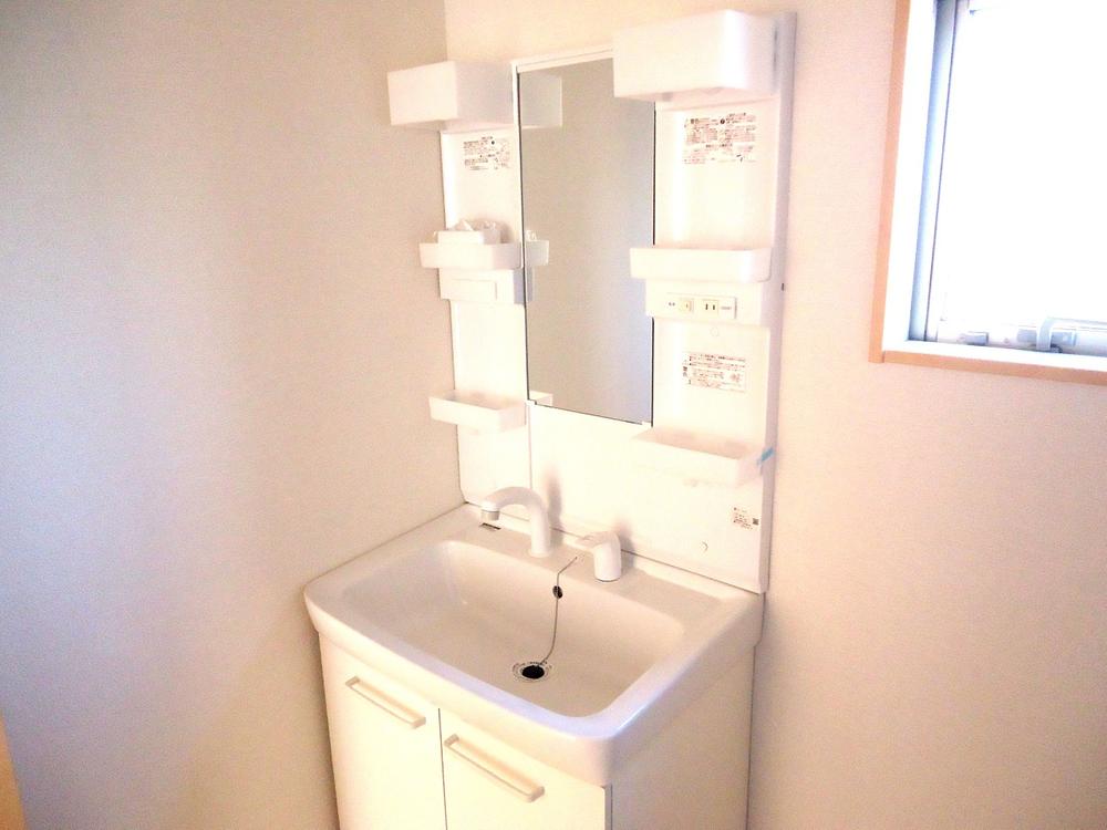 Wash basin, toilet. Building 2 Vanity with shower