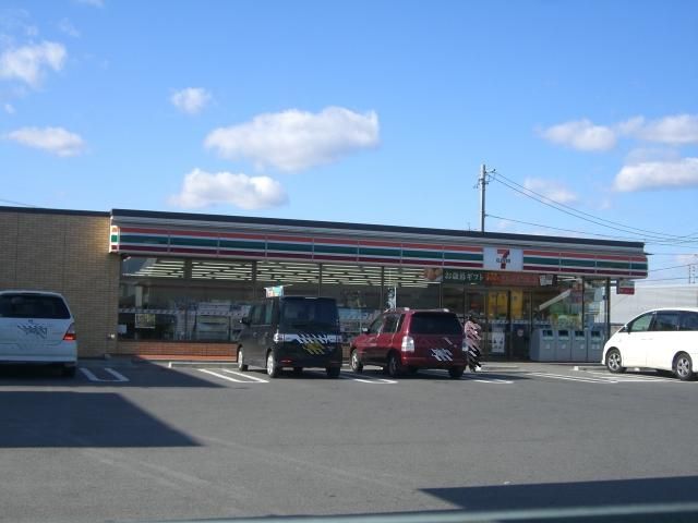 Convenience store. 690m to Seven-Eleven (convenience store)