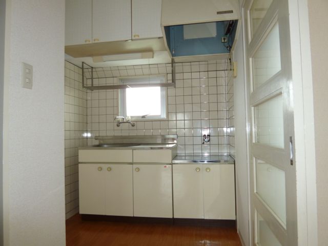 Kitchen. 2-neck is a gas stove can be installed.