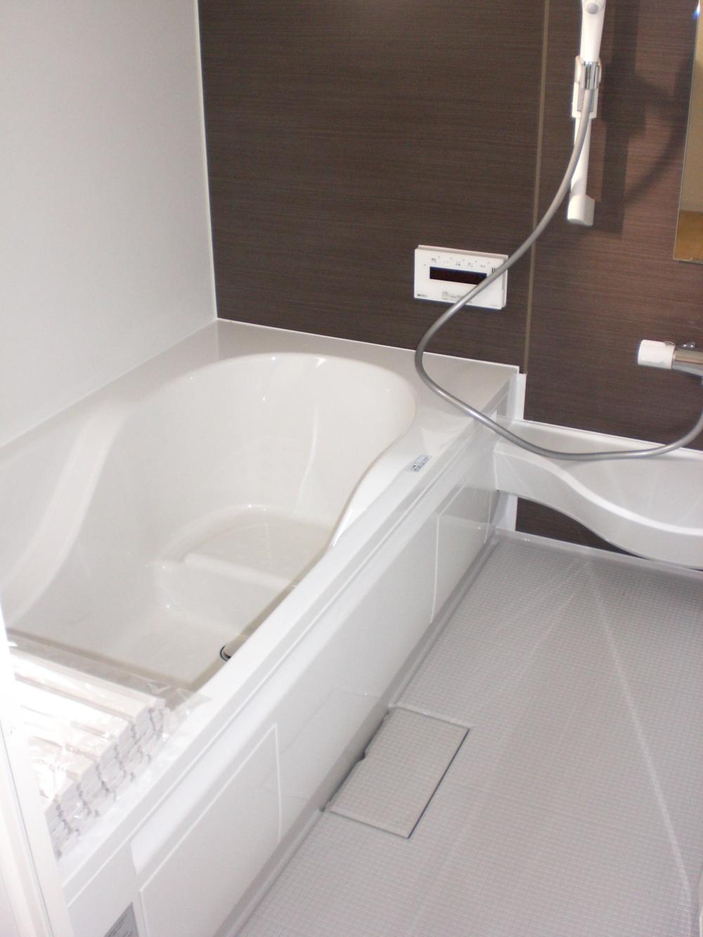 Bathroom. Spacious unit bus