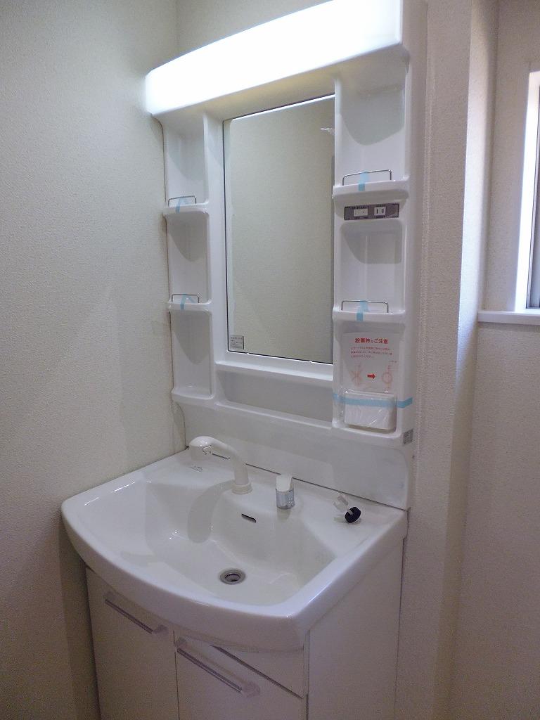 Wash basin, toilet. 2013.12.3 shooting 1 Building