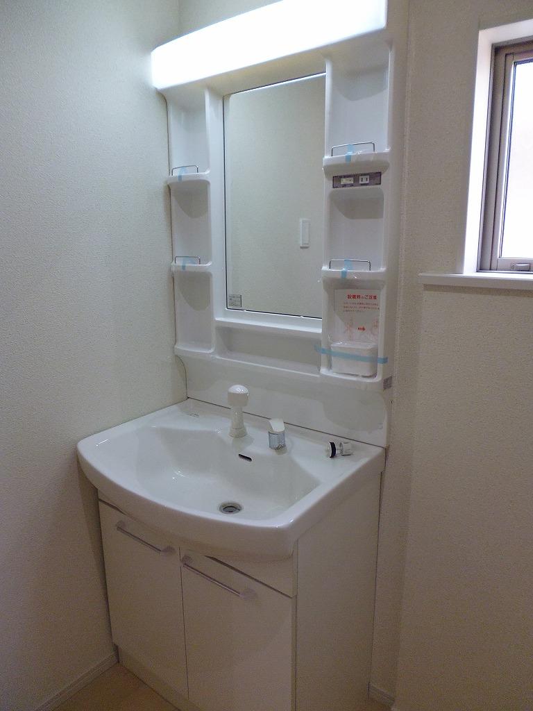 Wash basin, toilet. 2013.12.3 shooting