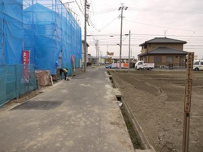 Local photos, including front road. North on public roads 4.5m