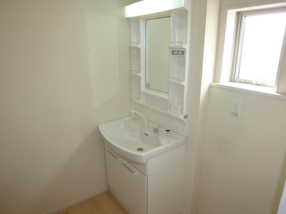 Wash basin, toilet.  ◆ Shower Dresser ◆ 