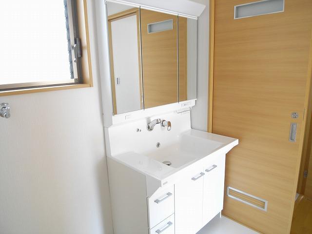 Wash basin, toilet. Three-sided mirror with wide-type shampoo dresser