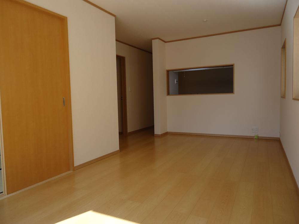 Living. ◇ 1 Building Spacious living room