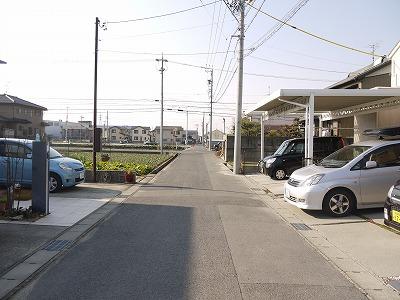 Local photos, including front road. East on public roads 7m