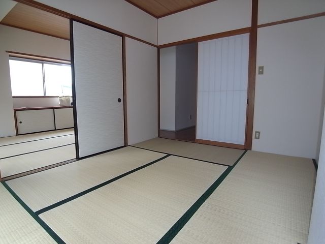 Living and room. Japanese-style room to settle