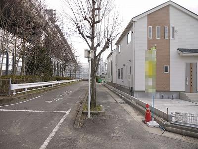 Local photos, including front road. East side road 7.01m