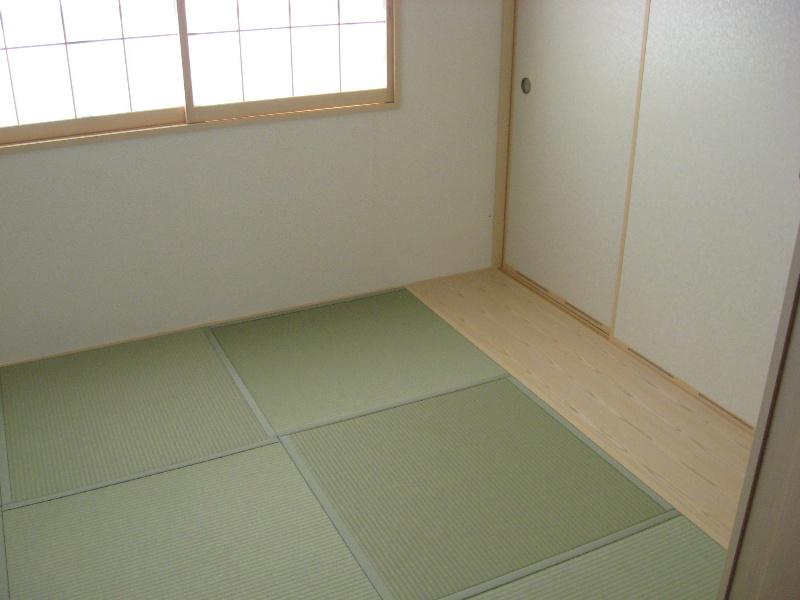Non-living room. Japanese-style space is also enhanced