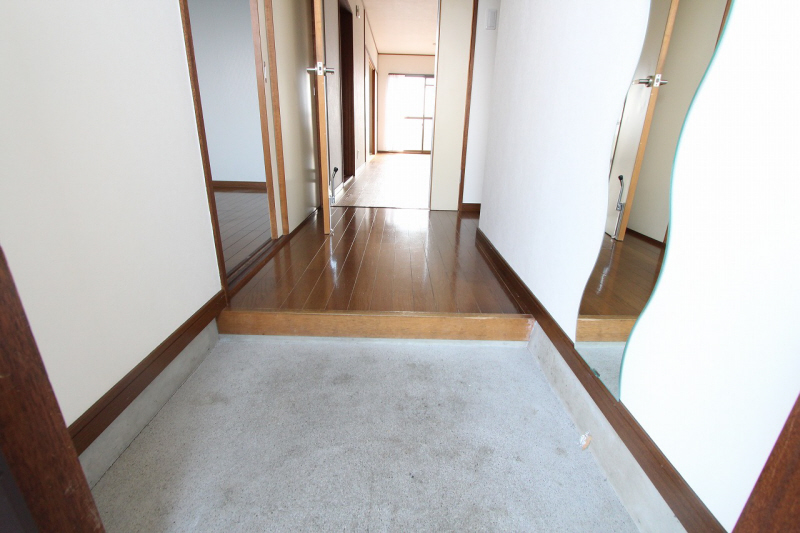 Entrance.  ※ 303, Room interior photograph reference