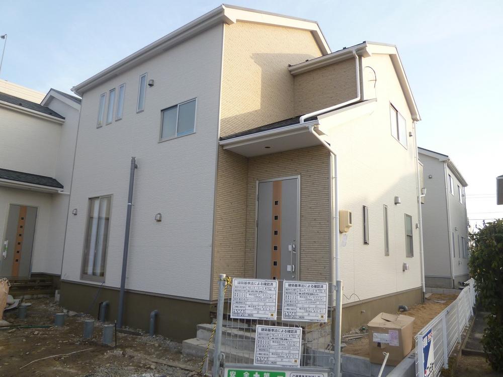 Local appearance photo. ● ○ ● ○ 1 Building Exterior ○ ● ○ ●    Model guidance is also available  Please feel free to contact us! 
