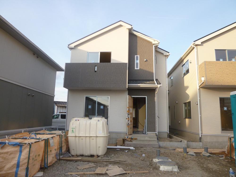 Local appearance photo. ● ○ ● ○ 4 Building Exterior ○ ● ○ ●    Model guidance is also available  Please feel free to contact us! 