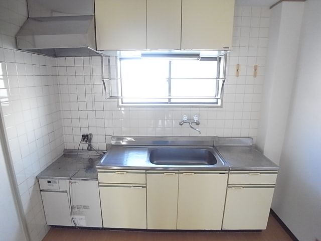 Kitchen. Two-burner gas stove can be installed