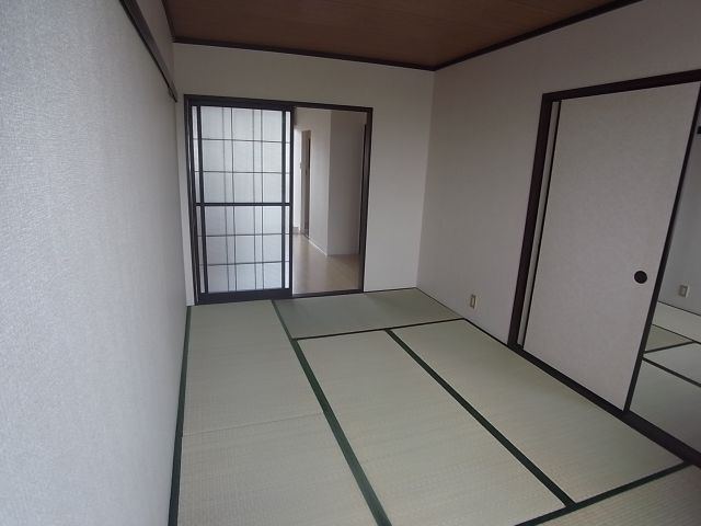 Living and room. 6 is a Pledge of Japanese-style room