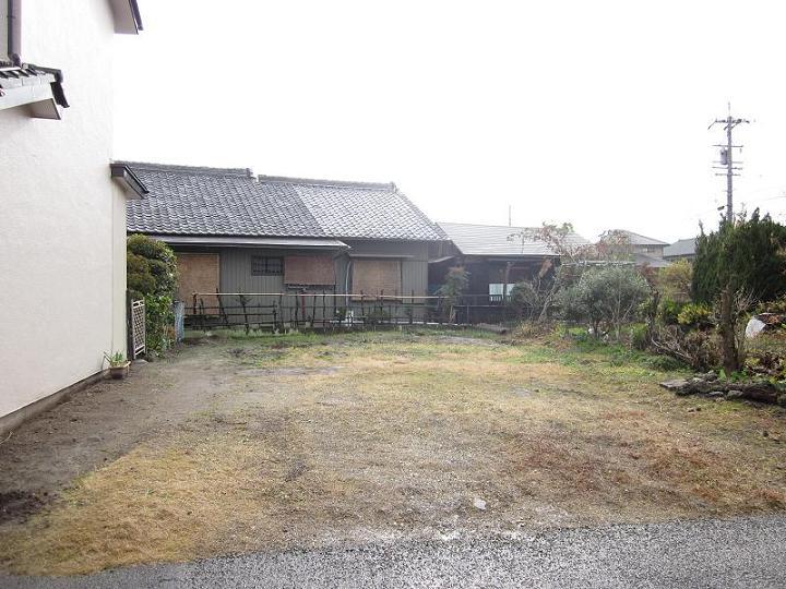 Local photos, including front road. Local (12 May 2012) shooting