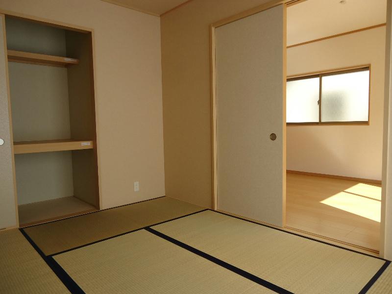 Non-living room. Japanese-style room is also spacious