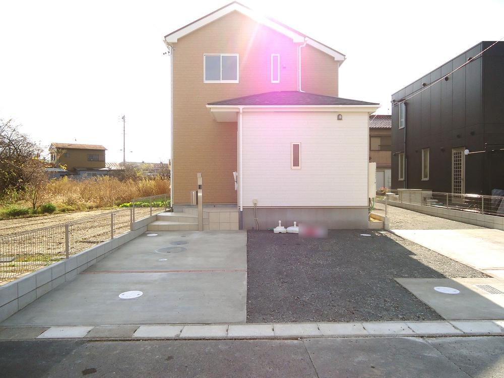 Local appearance photo. 1 Building Parallel parking two cars Allowed! 