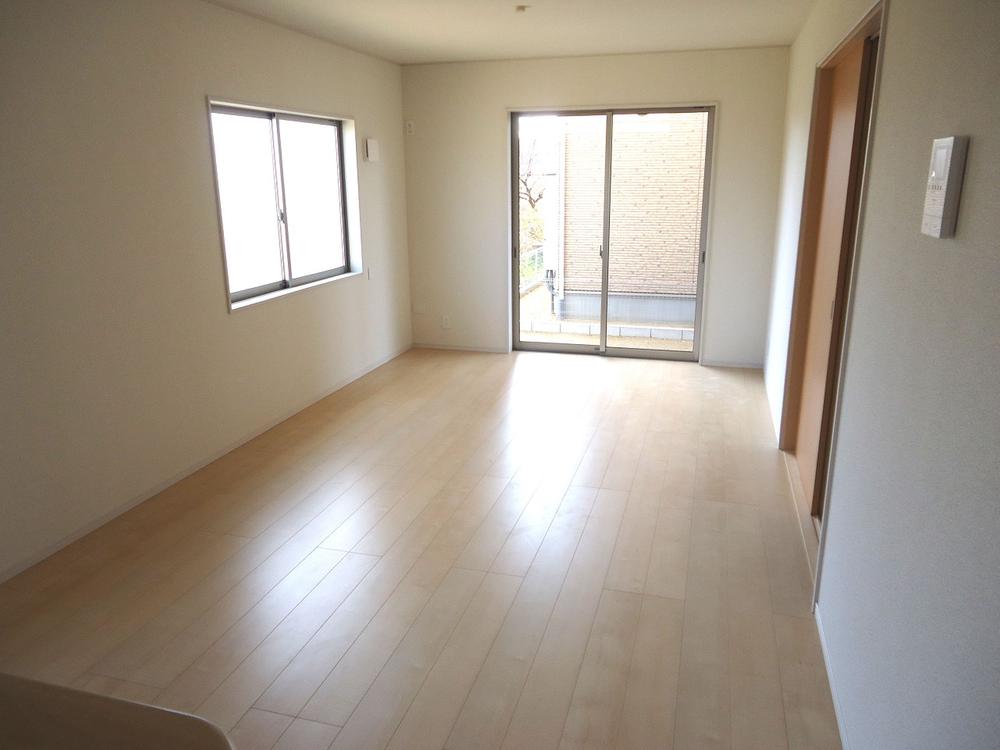 Living. 1 Building South-facing LDK