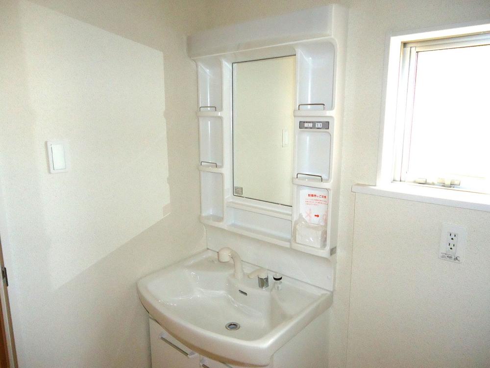 Wash basin, toilet. Building 2  Vanity with shower