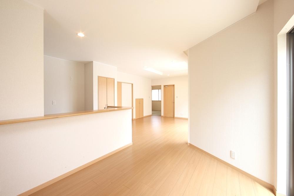 Living. By Building C living (June 2012 shooting) 18.6 Pledge of wide living room of two terrace, In addition you feel the spread. 