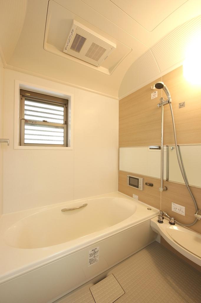 Bathroom. Building C with television bathroom (June 2012 shooting)