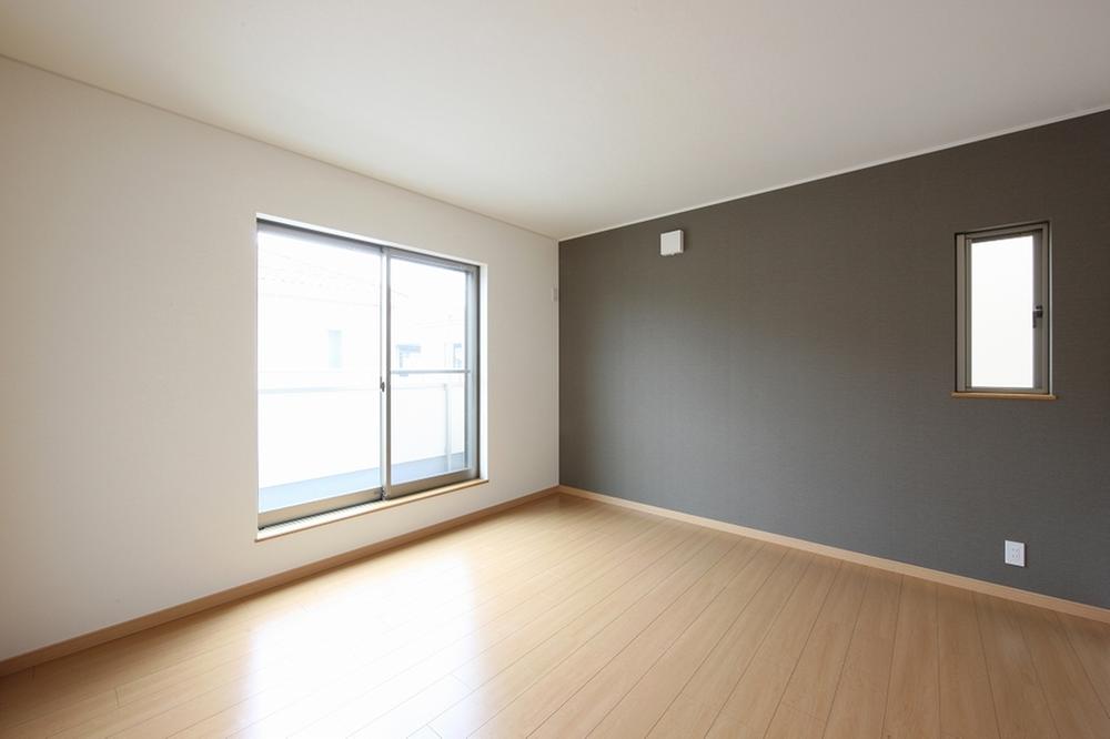 Non-living room. The second floor all the rooms are south-facing plan to attract Building C (June 2012 shooting) light and wind