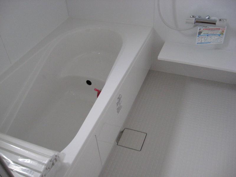 Bathroom. Spacious 1 pyeong size