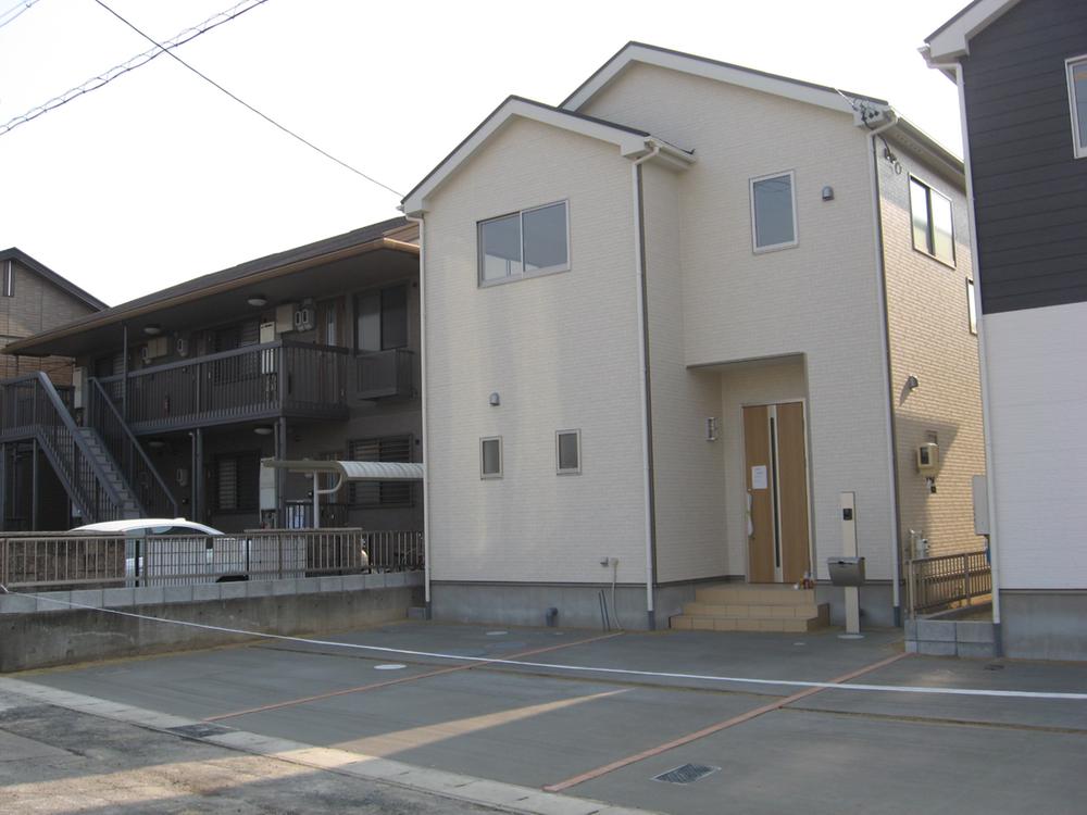 Local photos, including front road. 12 / 6 Local appearance photo