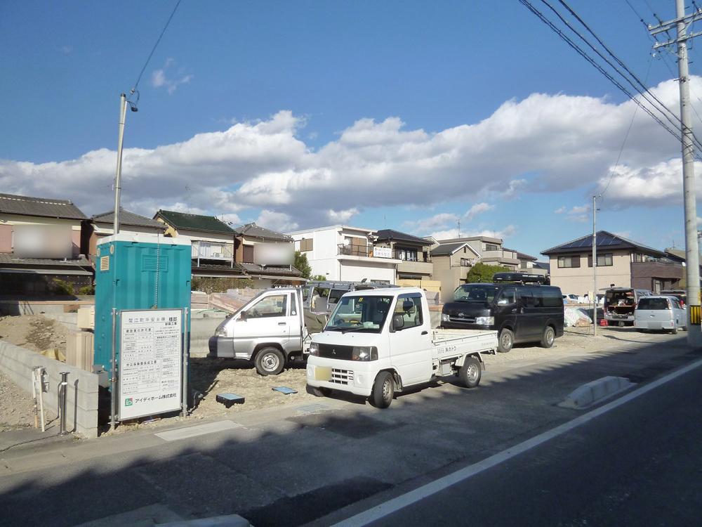 Local photos, including front road. Overall