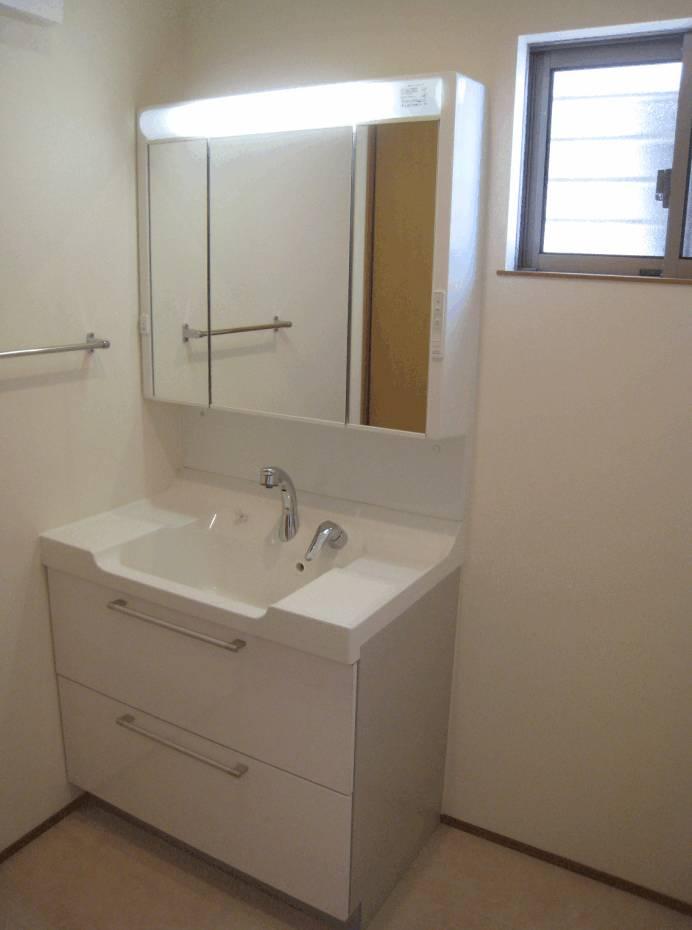 Wash basin, toilet. Room (August 2013) Shooting S-19 issue areas