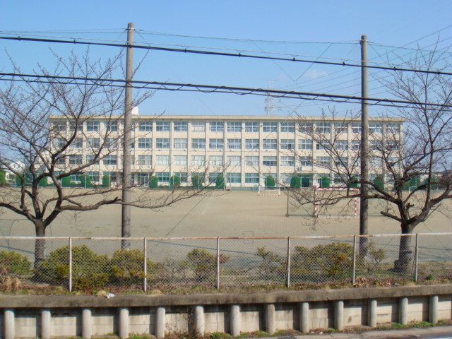 Junior high school. Municipal Kanie 2300m north to junior high school (junior high school)