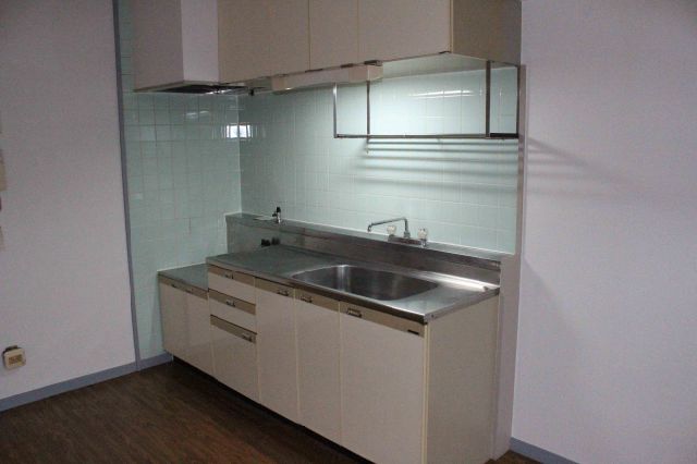 Kitchen. Gas stove can be installed