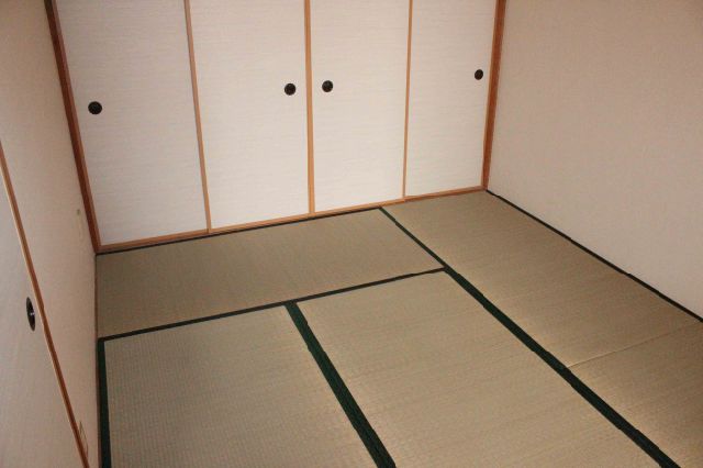 Living and room. Japanese-style room to settle