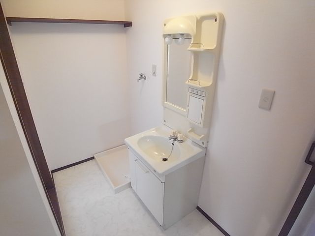 Washroom. Independent wash basin Indoor Laundry Storage