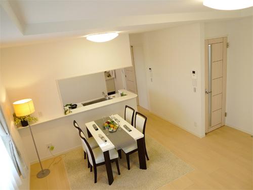 Living. Also impetus dialogue with the family in the face-to-face kitchen. Indoor (02 May 2011) Shooting