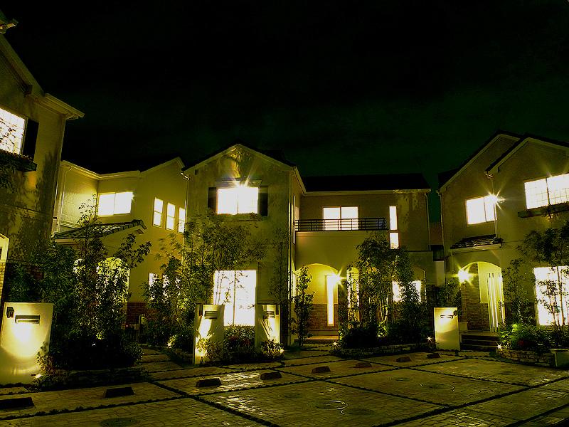 Local appearance photo. Eliminating the border, such as wall or fence, Produce a green and sense of openness by planting. Likely it is moisture there is life through the four seasons in a common garden (joint of the garden) / Local (A building from the left, Building B, Building C, Building D)