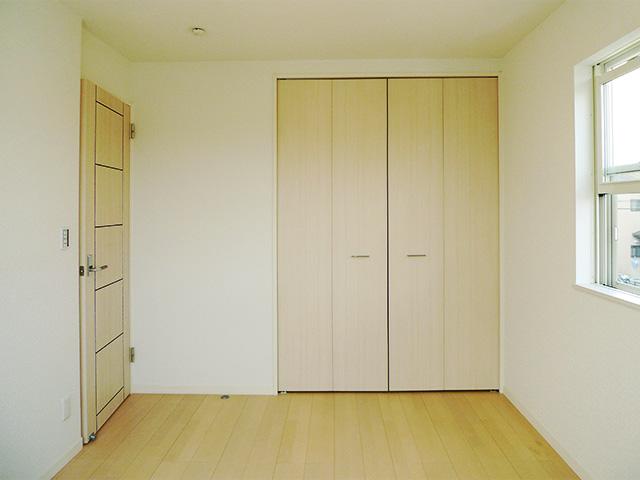 Non-living room. Is Building B 2F room. All rooms are equipped closet. 2013 09 May 11 shooting