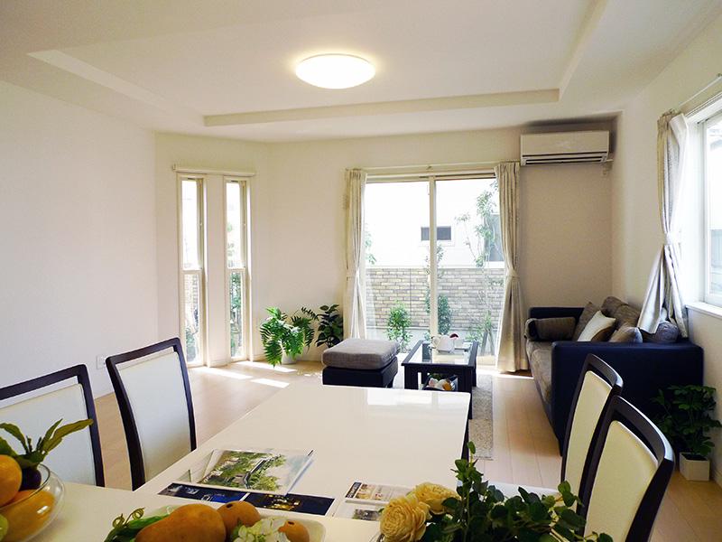 Living. Building B Living. (09 May 11, 2013) Shooting. LDK17.75 Pledge. With floor heating. Bright room with skylight windows. 