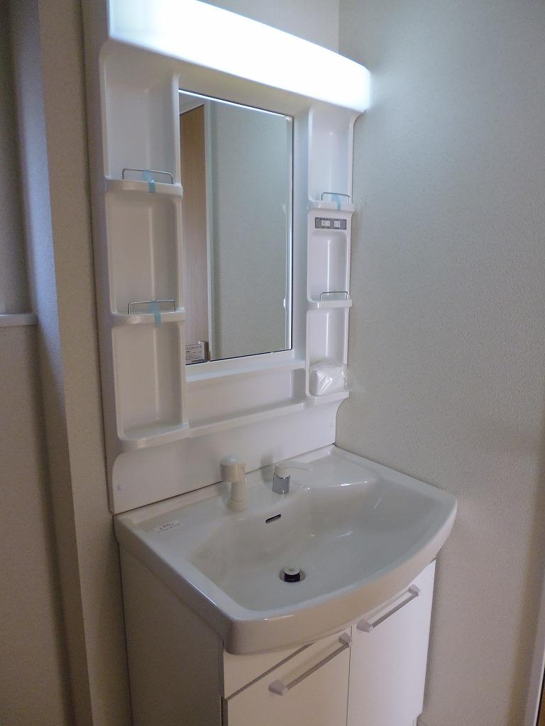 Wash basin, toilet. 2013.12.3 shooting