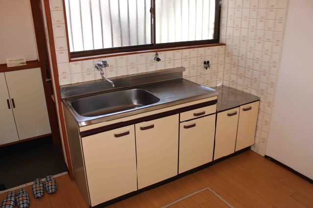 Kitchen. Gas stove can be installed kitchen