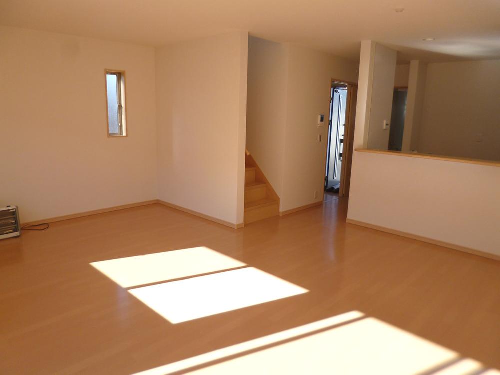 Living.  ◆ South-facing 20 Pledge ◆ 