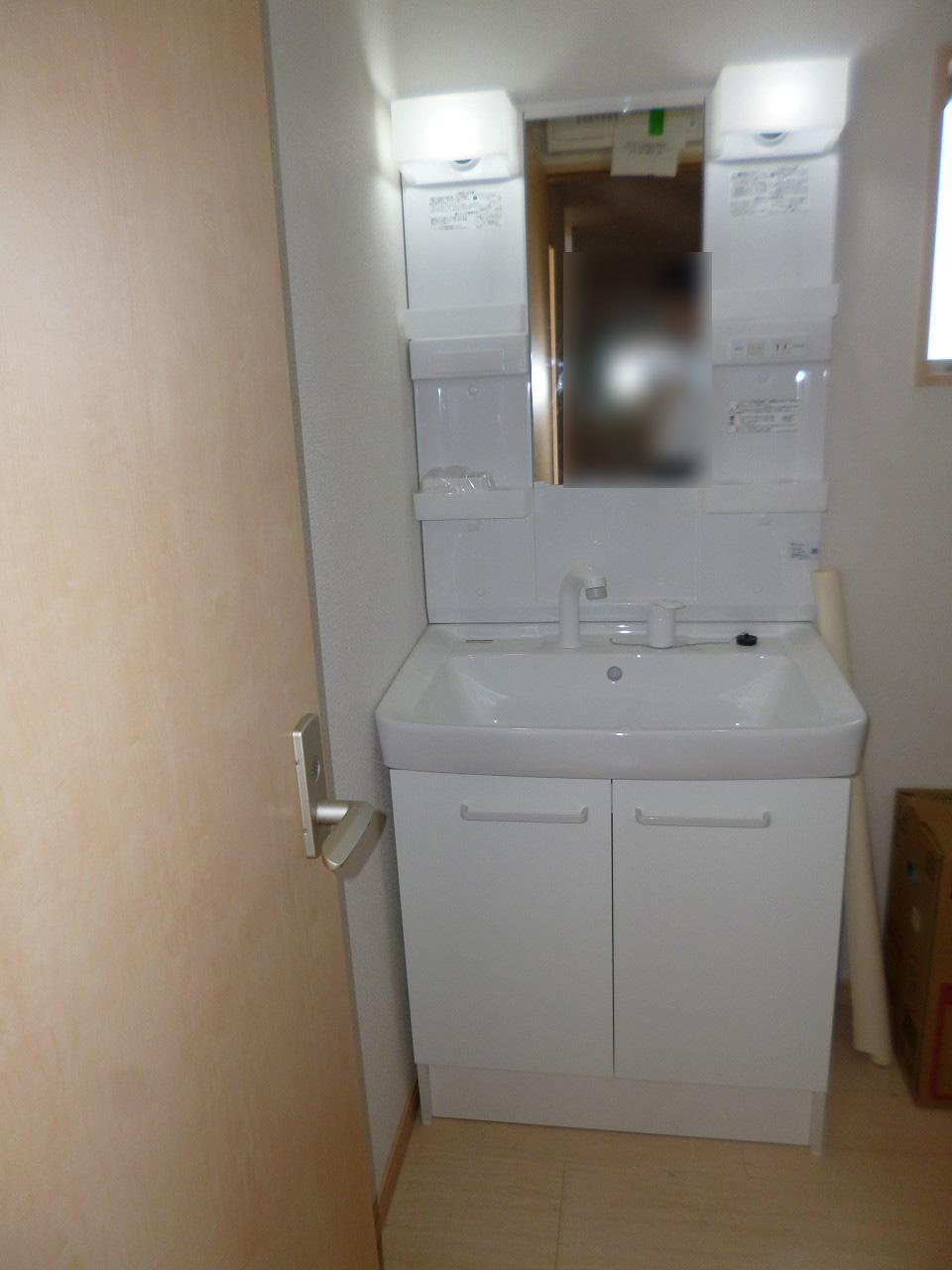 Wash basin, toilet.  ◆ Shampoo dresser ◆ 