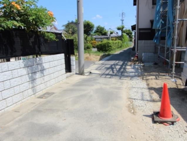 Local photos, including front road. North road