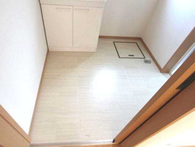 Wash basin, toilet. Similarity