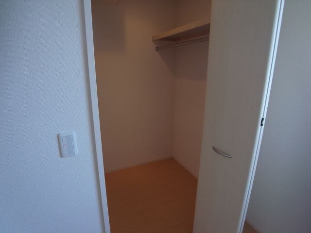 Other room space. Walk is Lee closet