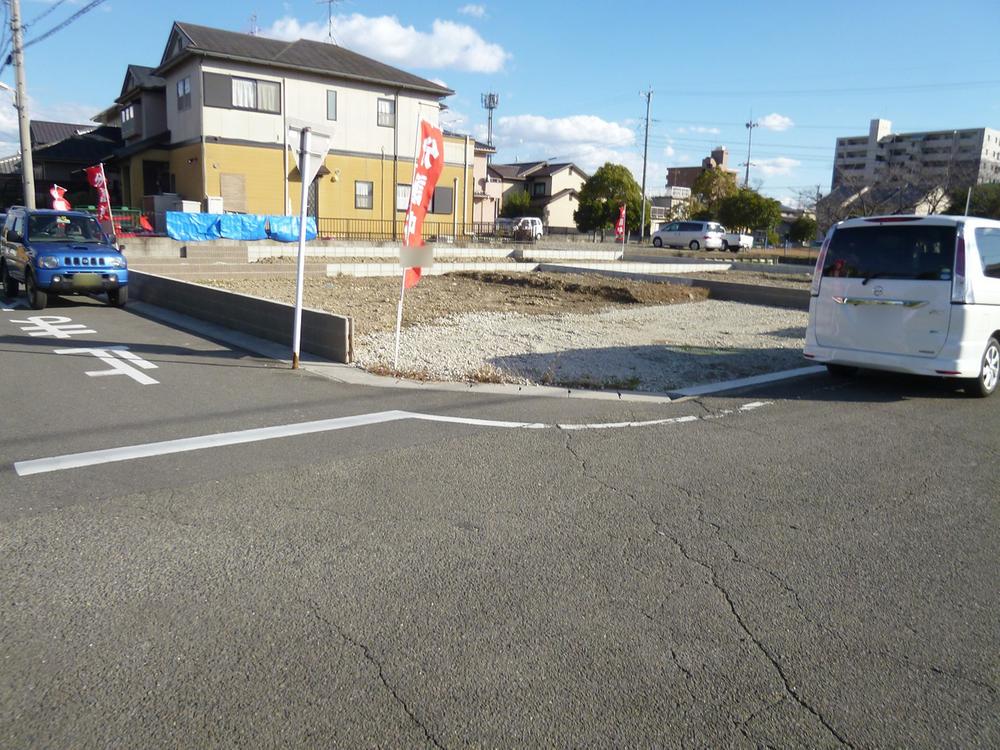 Local photos, including front road. Overall