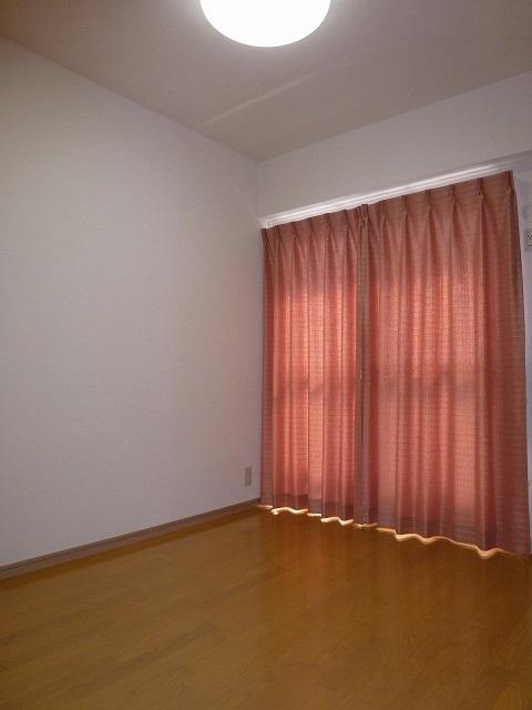 Non-living room. curtain ・ It comes with lighting fixtures.