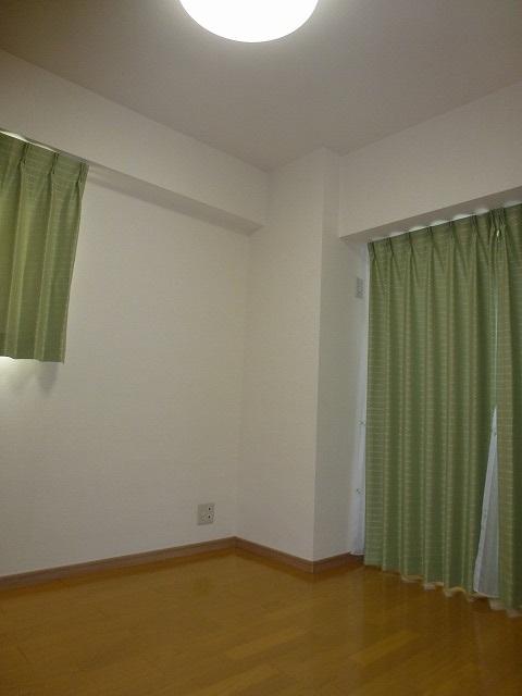 Non-living room. curtain ・ It comes with lighting fixtures.